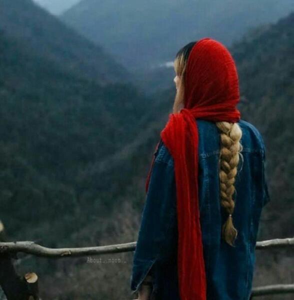 عکس دختر از پشت سر با شال