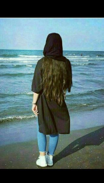 عکس دختر از پشت سر کنار دریا