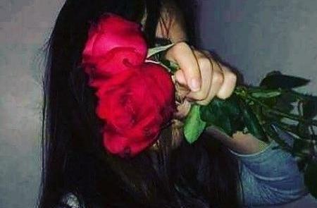 عکس دختر با گل برای پروفایل