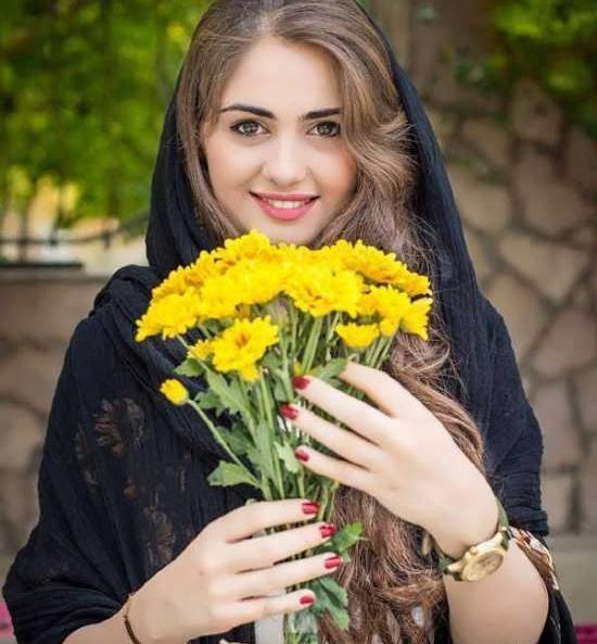 عکس دختر با گل برای پروفایل