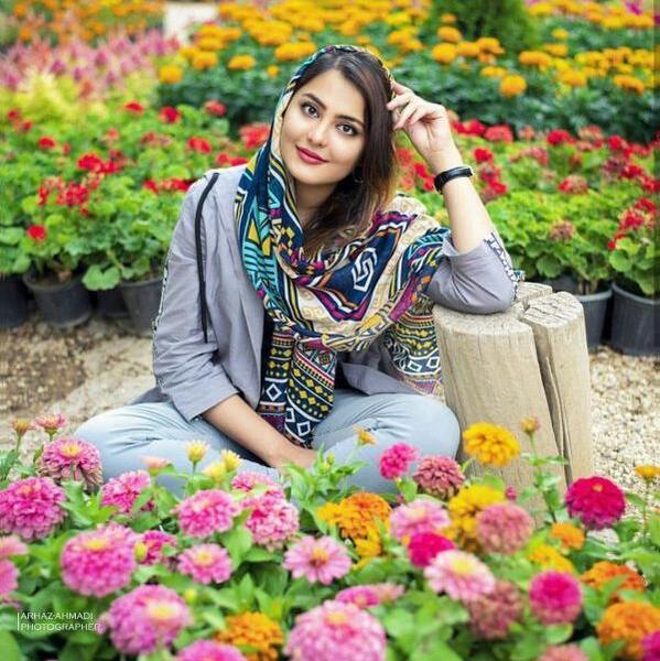 عکس دختر با گل برای پروفایل