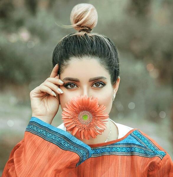 عکس دختر با گل برای پروفایل