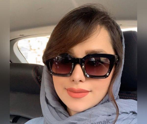 عکس دختر جوان با عینک دودی