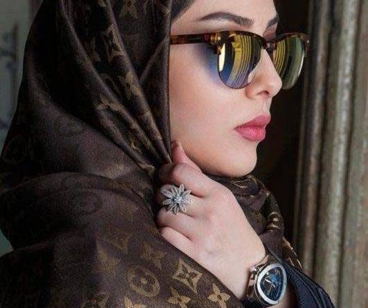 عکس دختر جوان با عینک دودی