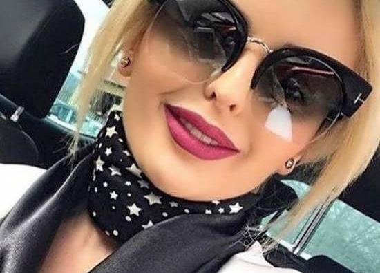 عکس دختر جوان با عینک دودی