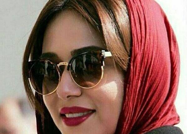 عکس دختر جوان با عینک دودی