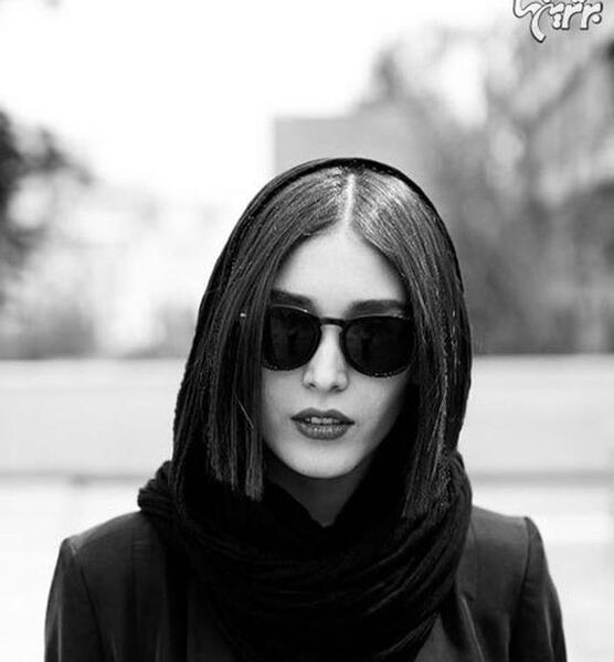 عکس دختر جوان با عینک دودی