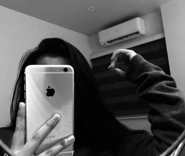 عکس دختر گوشی بدست برای پروفایل