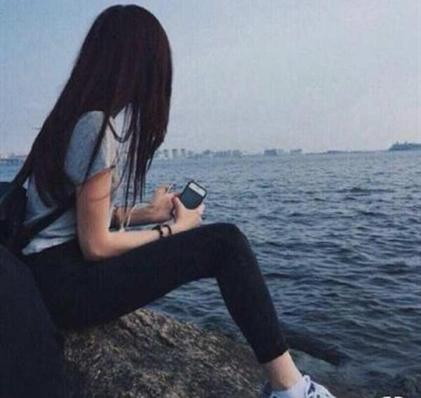 عکس دختر گوشی بدست برای پروفایل
