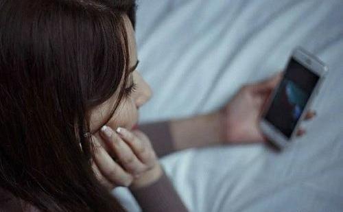 عکس دختر گوشی بدست برای پروفایل