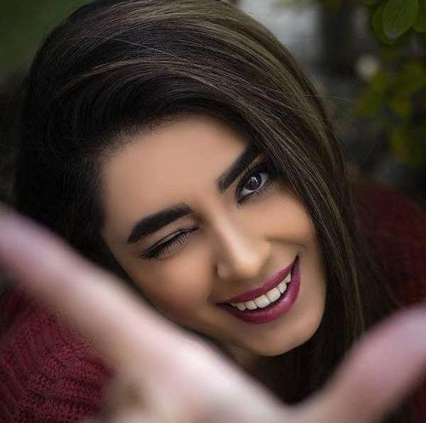 ژست عکس دخترانه سلفی