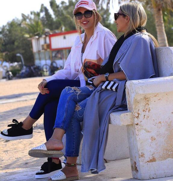 ژست عکس دخترانه دونفره