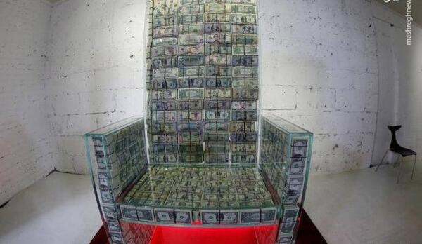 عکس با یک اثر هنری
