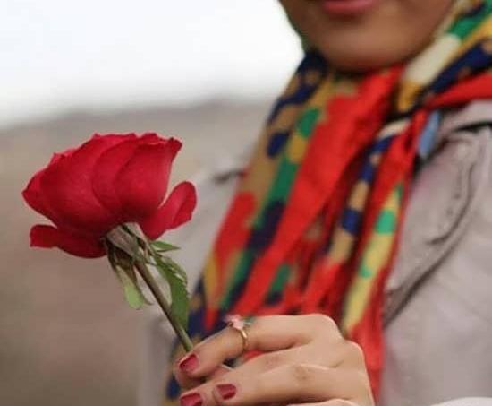 ژست عکس با یک شاخه گل