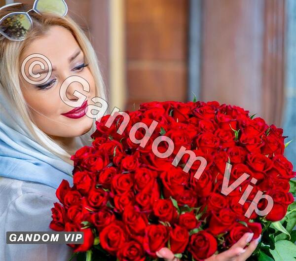ژست عکس با یک شاخه گل