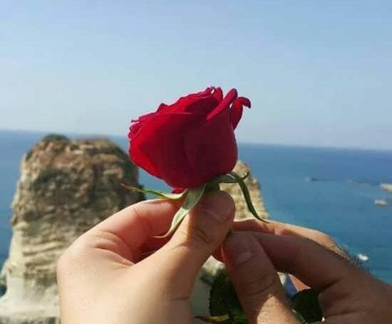 ژست عکس با یک شاخه گل