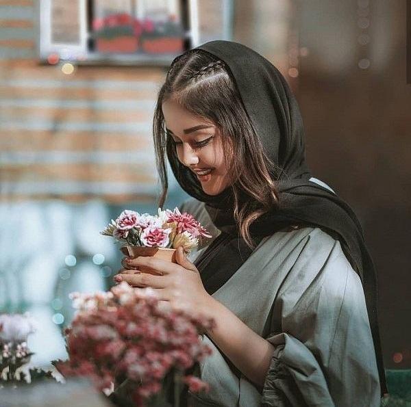 ژست عکس با یک شاخه گل