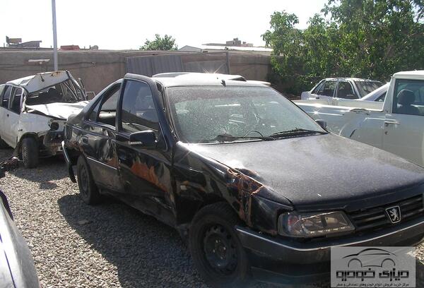 عکس پژو مشکی تصادفی