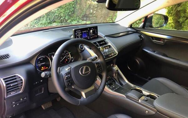 عکس داخل لکسوس nx300h