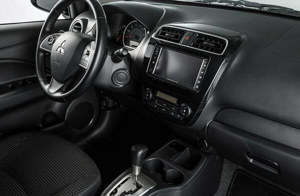 عکس داخل میتسوبیشی میراژ