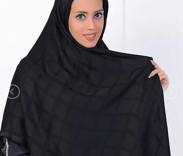عکس مدل بستن شال مشکی ساده