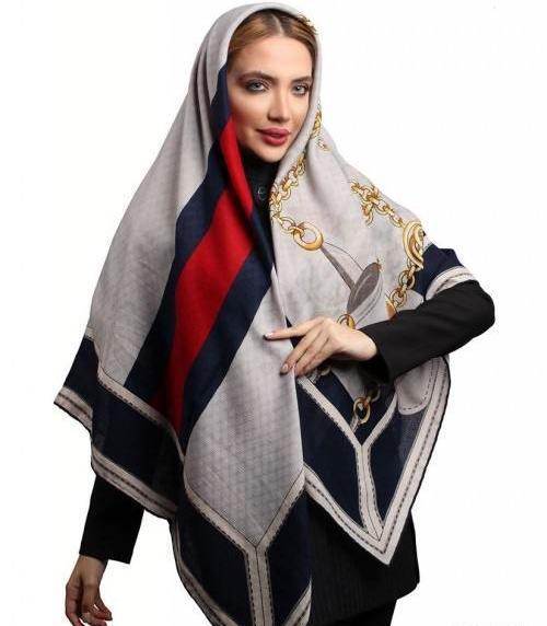 عکس مدل بستن شال مشکی ساده