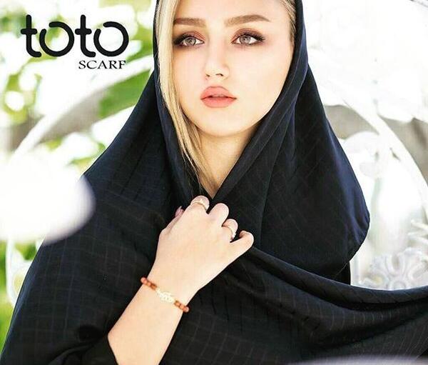 عکس مدل بستن شال مشکی ساده
