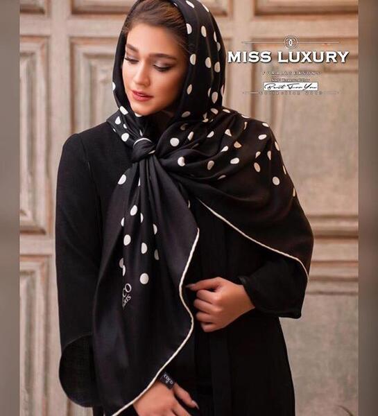 عکس مدل بستن شال مشکی ساده