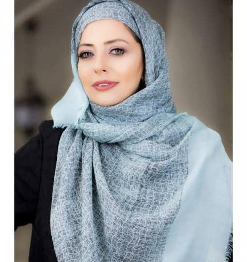 عکس مدل بستن شال مشکی ساده
