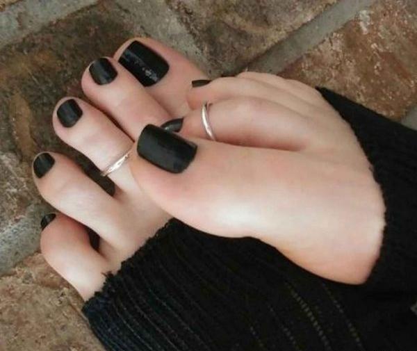 عکس پا با لاک مشکی ساده