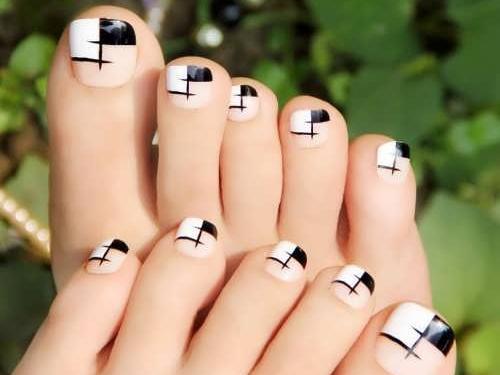 عکس پا با لاک مشکی ساده