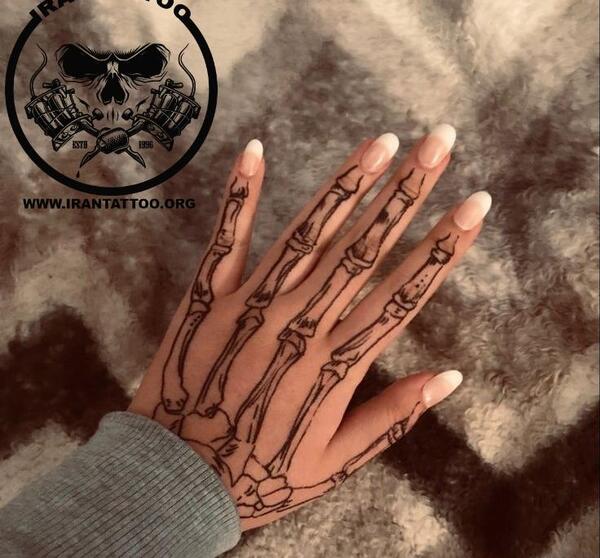عکس اسکلت روی دست