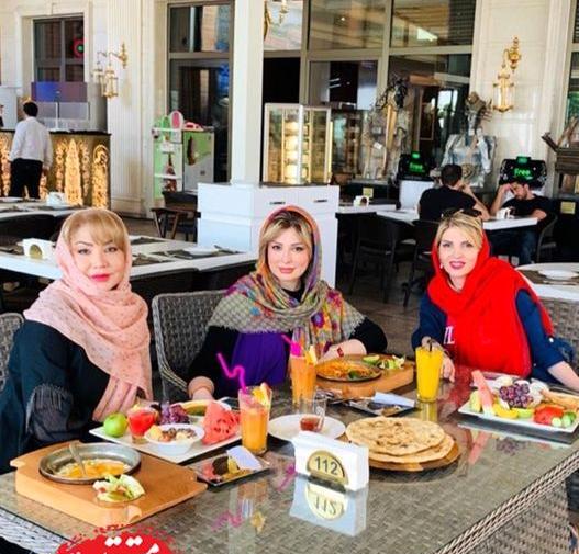 عکس علی ضیا در رستوران