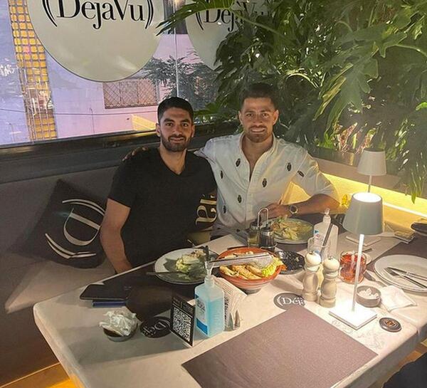 عکس علی ضیا در رستوران