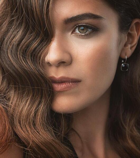 عکس ایلول در غنچه های زخمی و همسرش