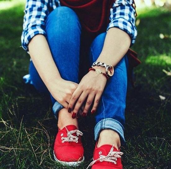 عکس دختر با کفش اسپرت برای پروفایل
