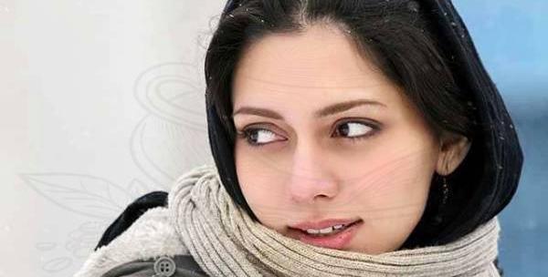 عکس دختری با کفشهای کتانی