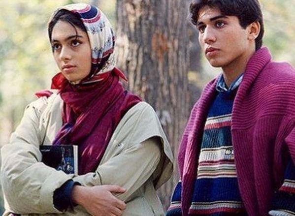عکس دختری با کفشهای کتانی