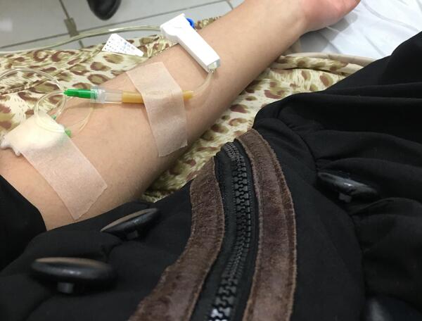 عکس دسته سرم وصل کرده