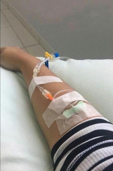 عکس دسته سرم وصل کرده