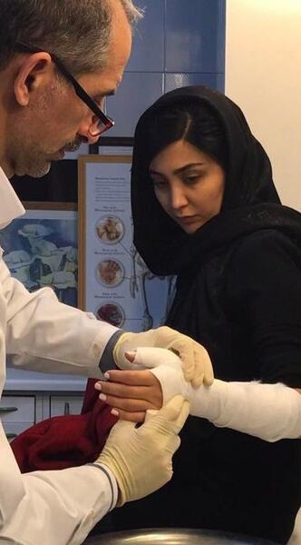 عکس دسته شکسته گچ گرفته دختر