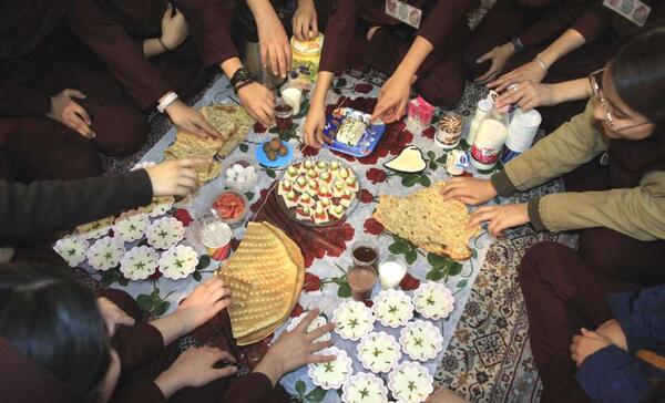 عکس صبحانه دسته جمعی