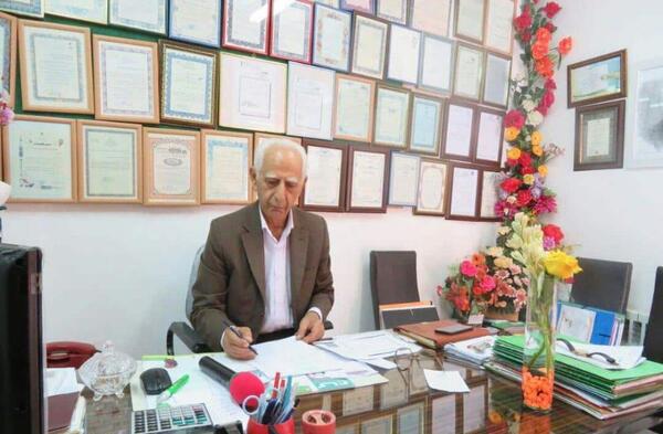 عکس مدیر مدرسه