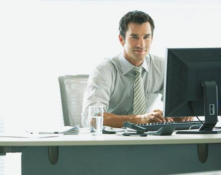 عکس مدیر پشت میز
