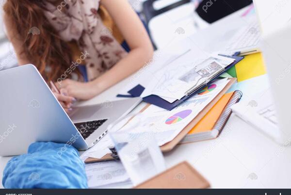 عکس مدیر پشت میز