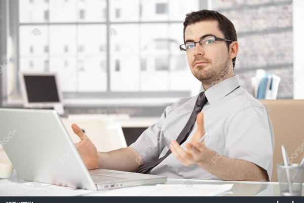 عکس مدیر پشت میز