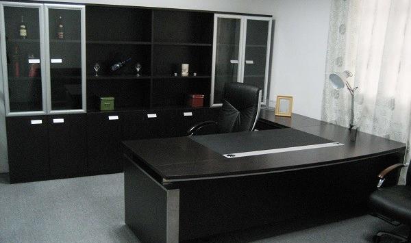 عکس مدیر پشت میز