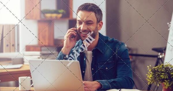 عکس مدیر پشت میز