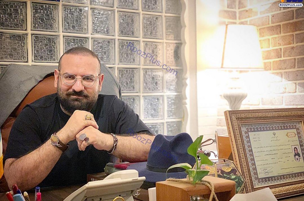 عکس مدیر پشت میز