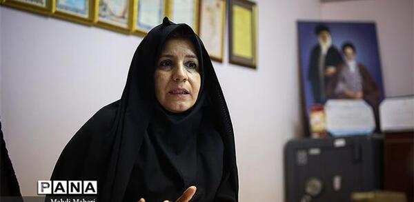 عکس خانم مدیر مدرسه